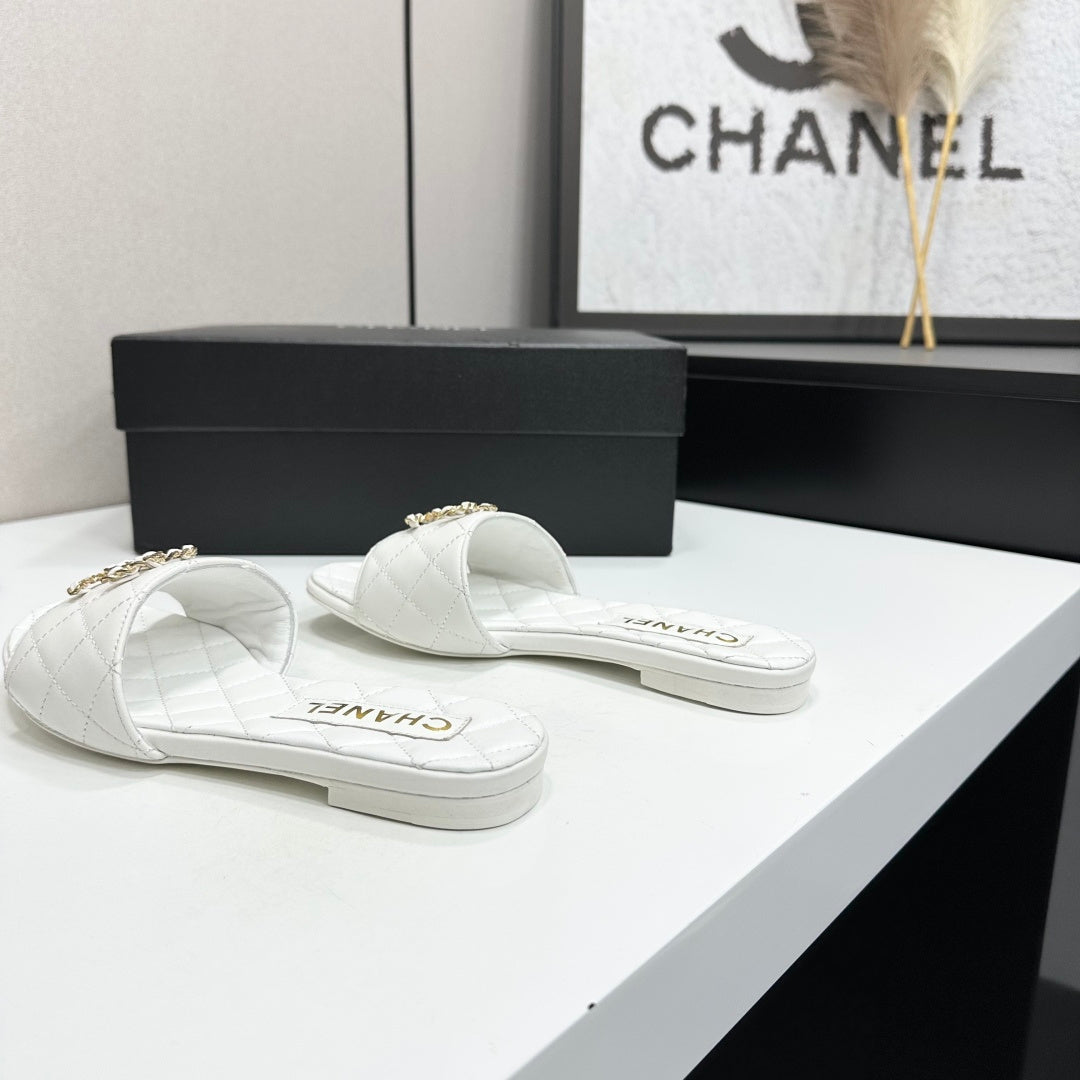 CHANEL 26S SANDALS IN WHITE QUILTED LEATHER