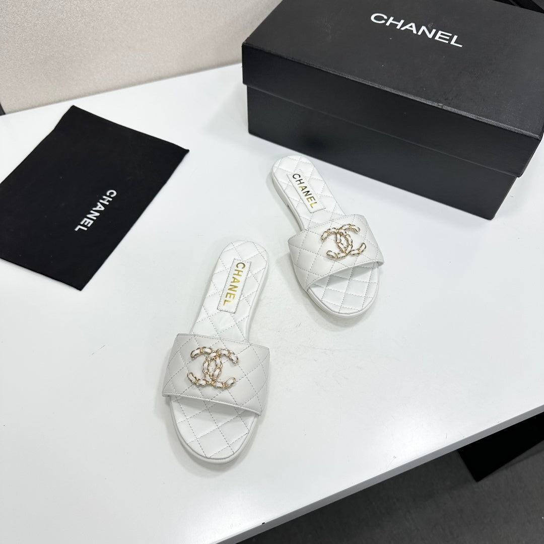 CHANEL 26S SANDALS IN WHITE QUILTED LEATHER