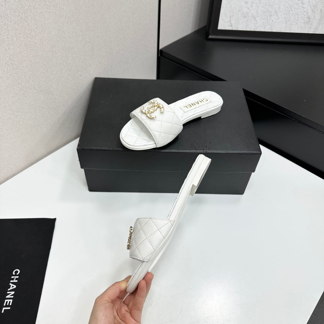 CHANEL 26S SANDALS IN WHITE QUILTED LEATHER