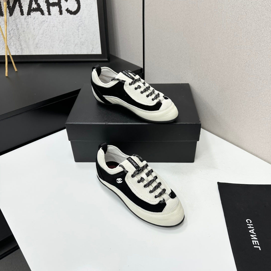 CHANEL SNEAKERS METIERS D-ART 26S IN BLACK AND WHITE CALFSKIN
