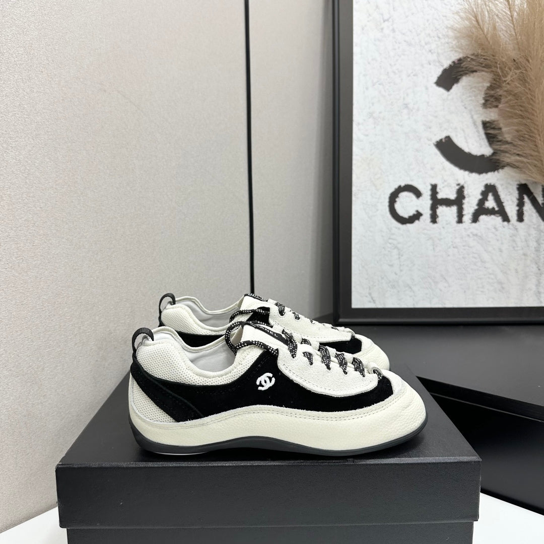 CHANEL SNEAKERS METIERS D-ART 26S IN BLACK AND WHITE CALFSKIN