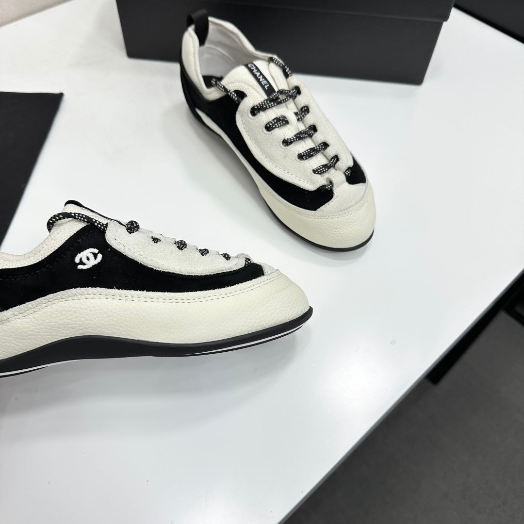 CHANEL SNEAKERS METIERS D-ART 26S IN BLACK AND WHITE CALFSKIN