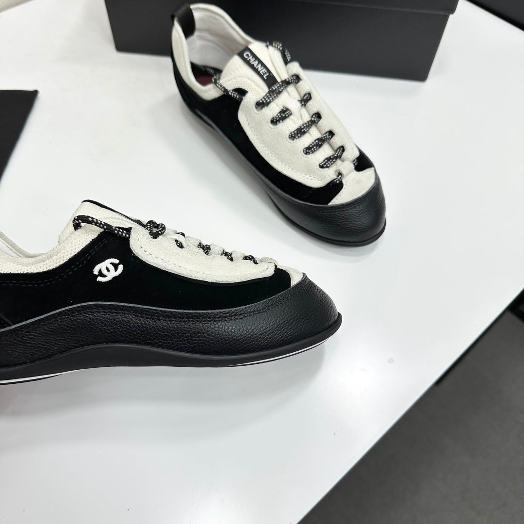 CHANEL SNEAKERS METIERS D-ART 26S IN  BLACK AND WHITE CALFSKIN MIXED FIBERS