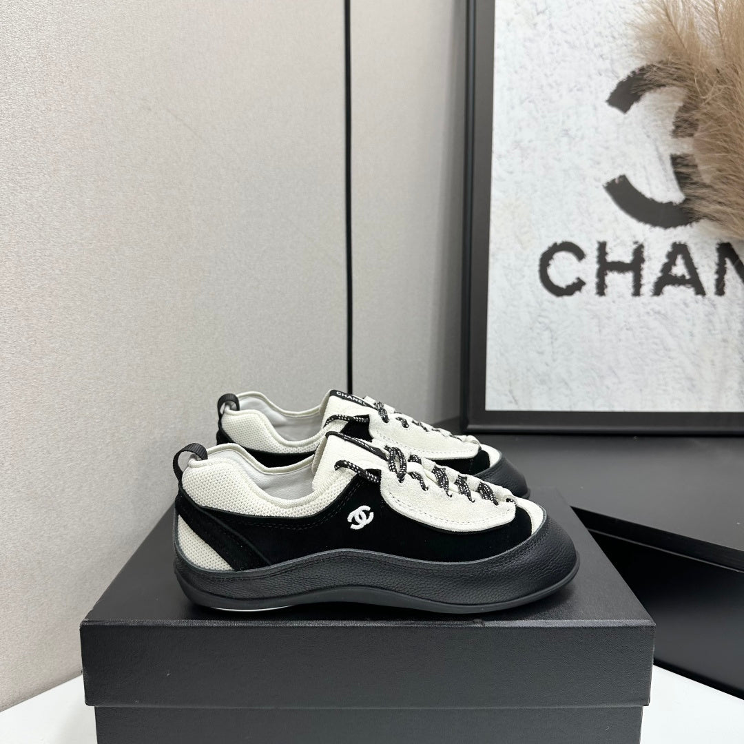 CHANEL SNEAKERS METIERS D-ART 26S IN  BLACK AND WHITE CALFSKIN MIXED FIBERS