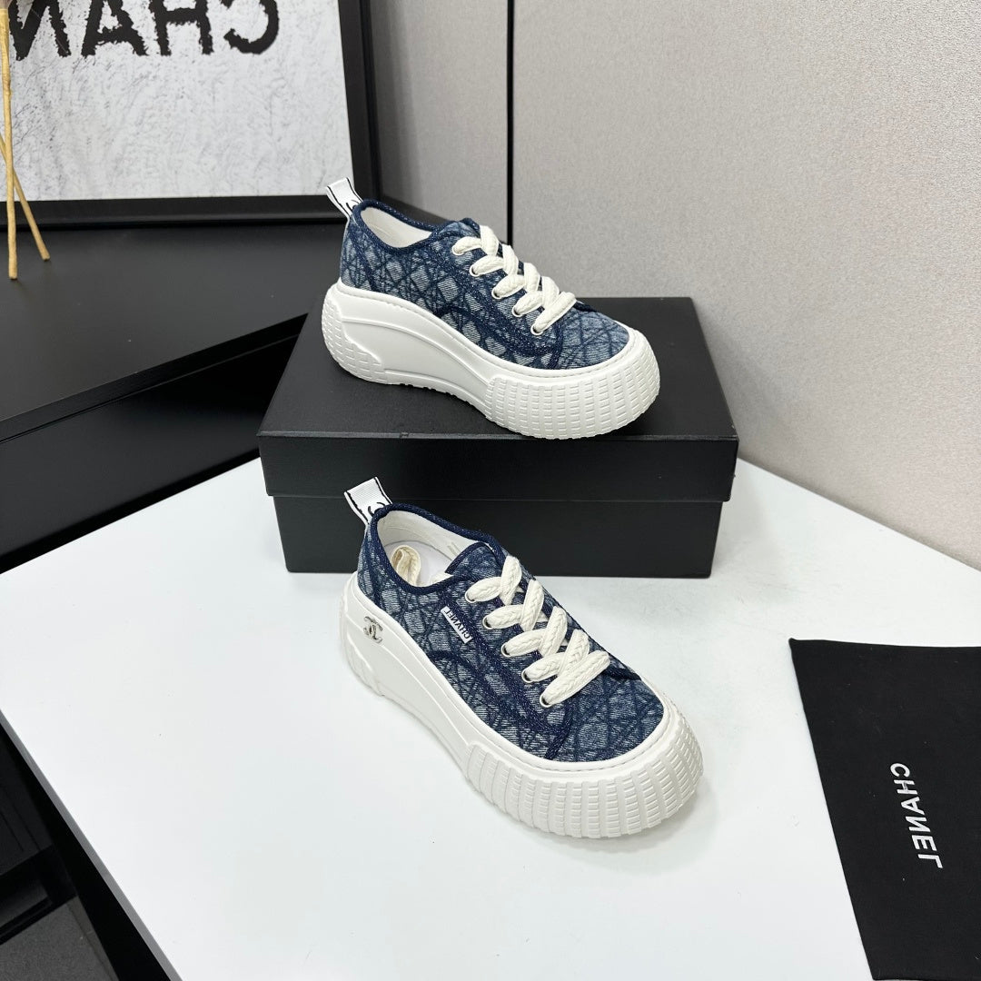 CHANEL 26S SNEAKERS IN NAVY BLUE DIAMOND-PATTERNED WOVEN FABRIC