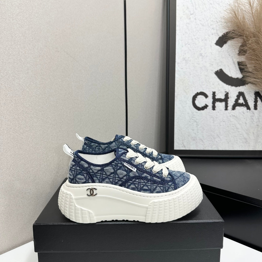 CHANEL 26S SNEAKERS IN NAVY BLUE DIAMOND-PATTERNED WOVEN FABRIC