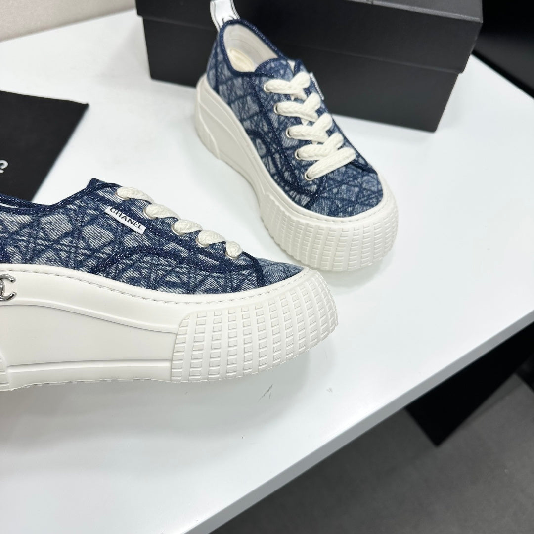 CHANEL 26S SNEAKERS IN NAVY BLUE DIAMOND-PATTERNED WOVEN FABRIC