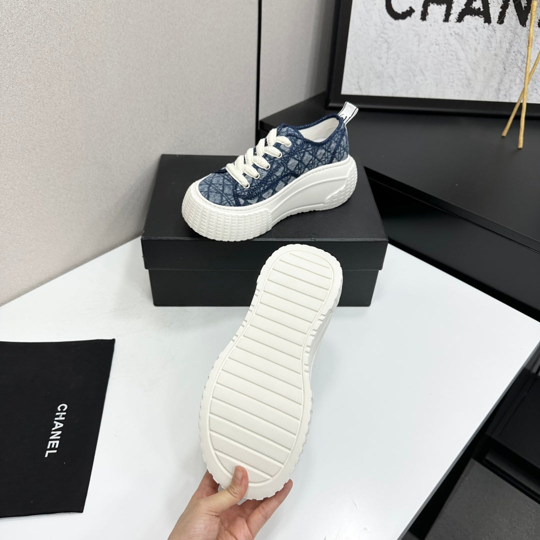 CHANEL 26S SNEAKERS IN NAVY BLUE DIAMOND-PATTERNED WOVEN FABRIC