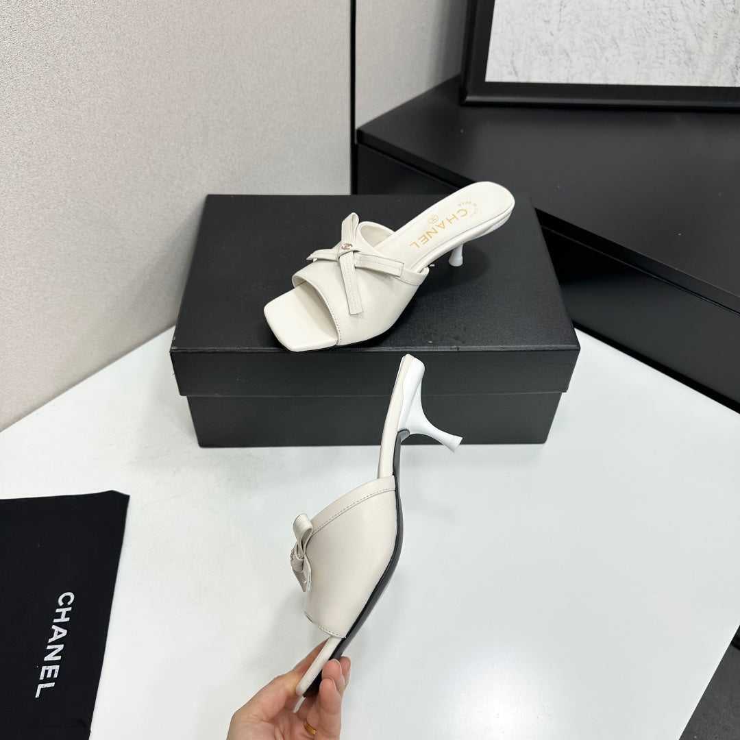 CHANEL 26S HIGH HEEL MULE SANDALS 50 MM IN WHITE LAMBSKIN WITH BOW DETAIL