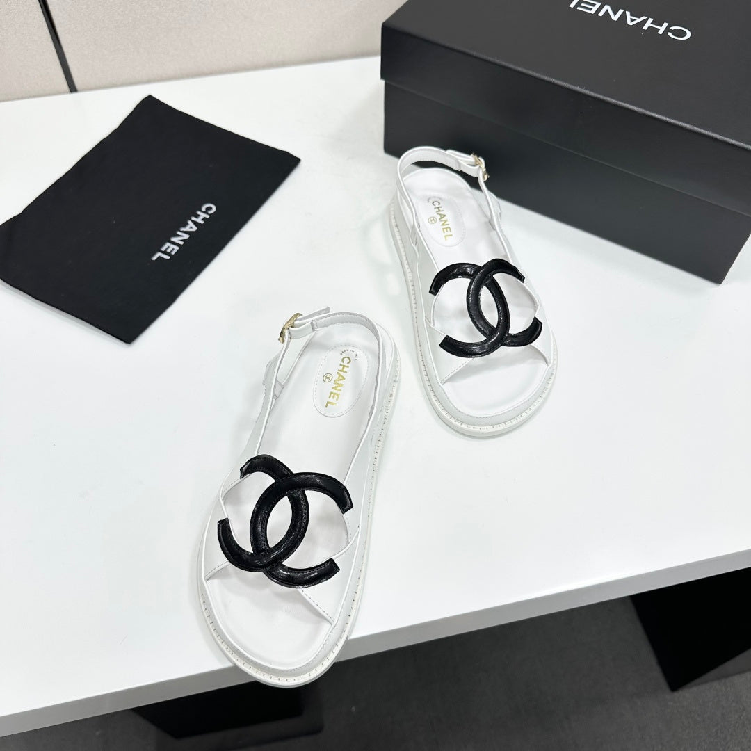 CHANEL 26S FLAT SANDALS IN WHITE LAMBSKIN WITH BLACK OVERSIZED CC LOGO