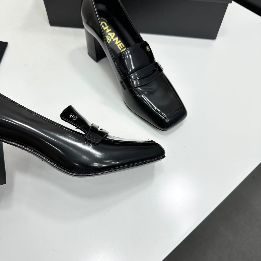 CHANEL 26S LOAFER PUMPS IN BLACK PATENT CALFSKIN