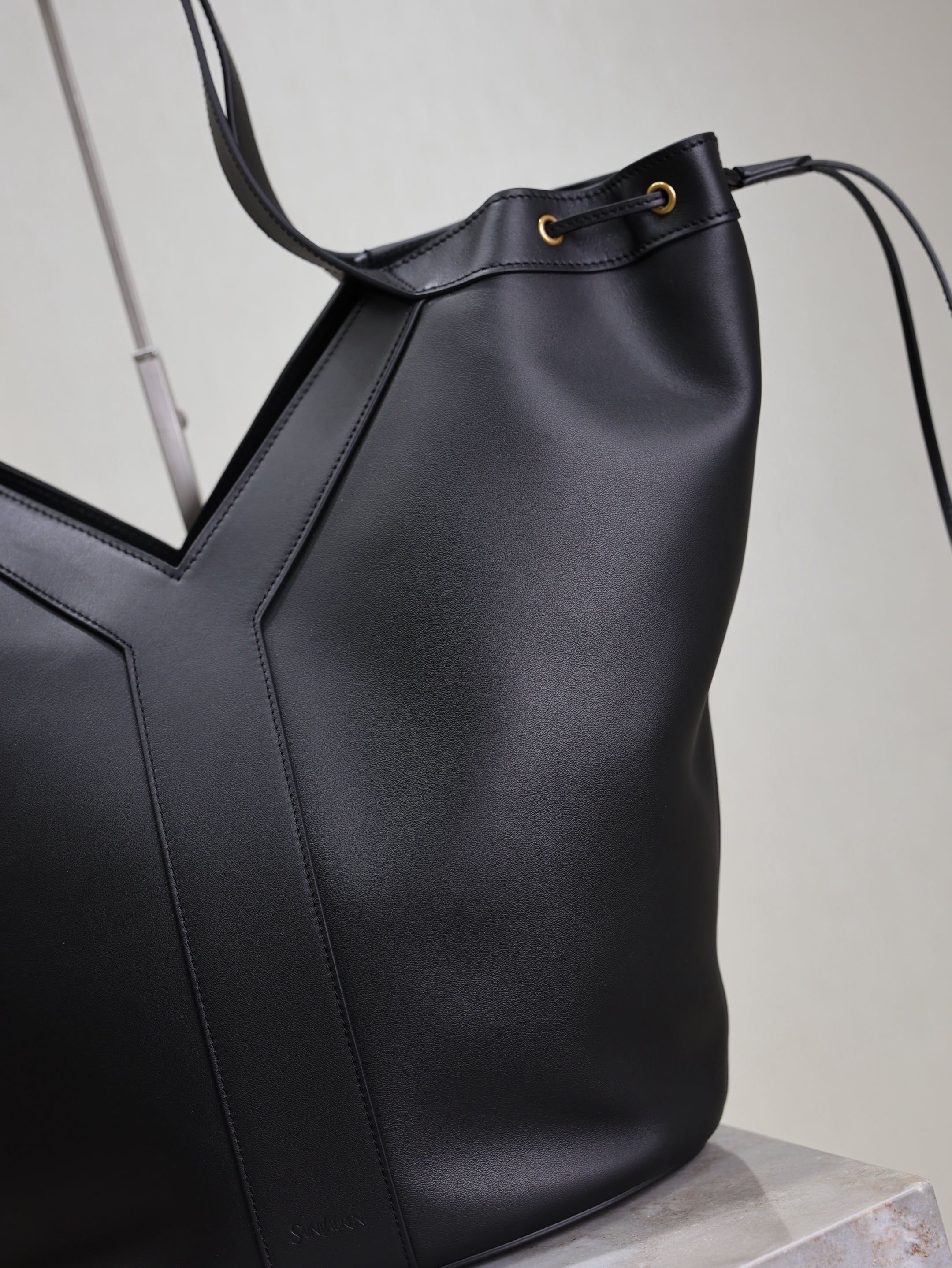 YSL 25S Y LARGE HOBO 50 IN BLACK CALFSKIN GOLD HARDWRE