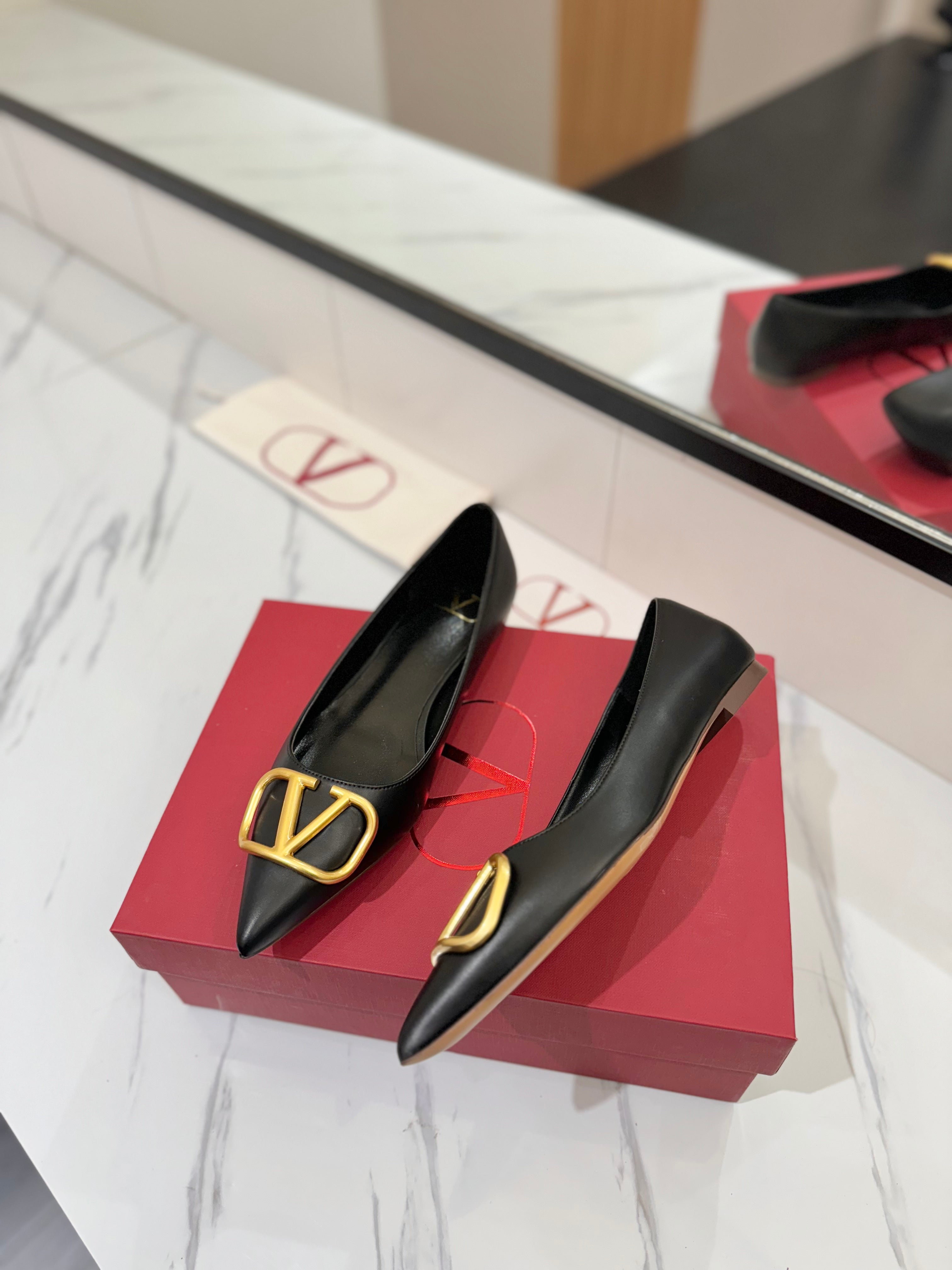 VALENTINO 26S BALLET FLATS IN BLACK SMOOTH CALFSKIN WITH GOLD HARDWARE