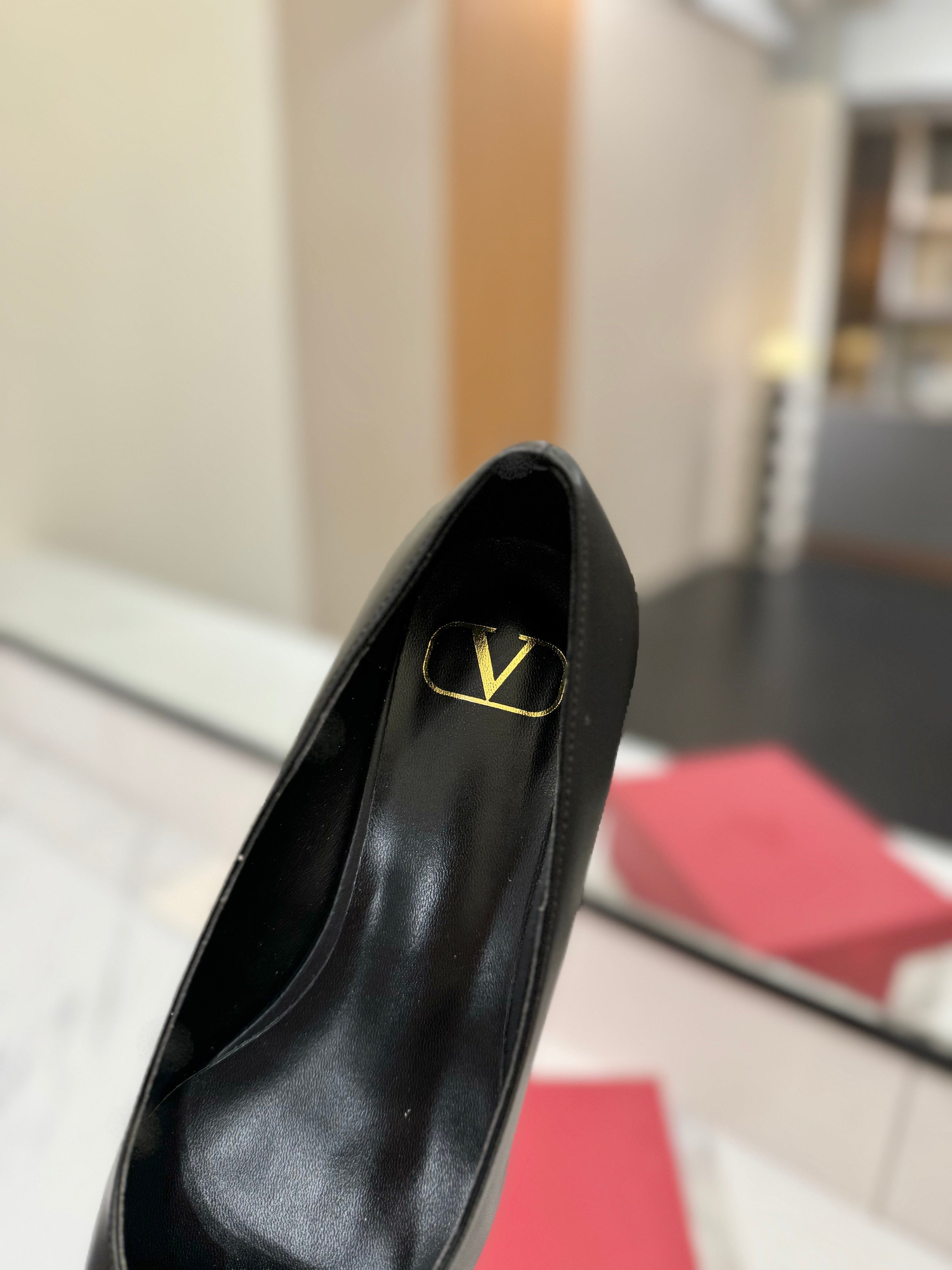 VALENTINO 26S BALLET FLATS IN BLACK SMOOTH CALFSKIN WITH GOLD HARDWARE