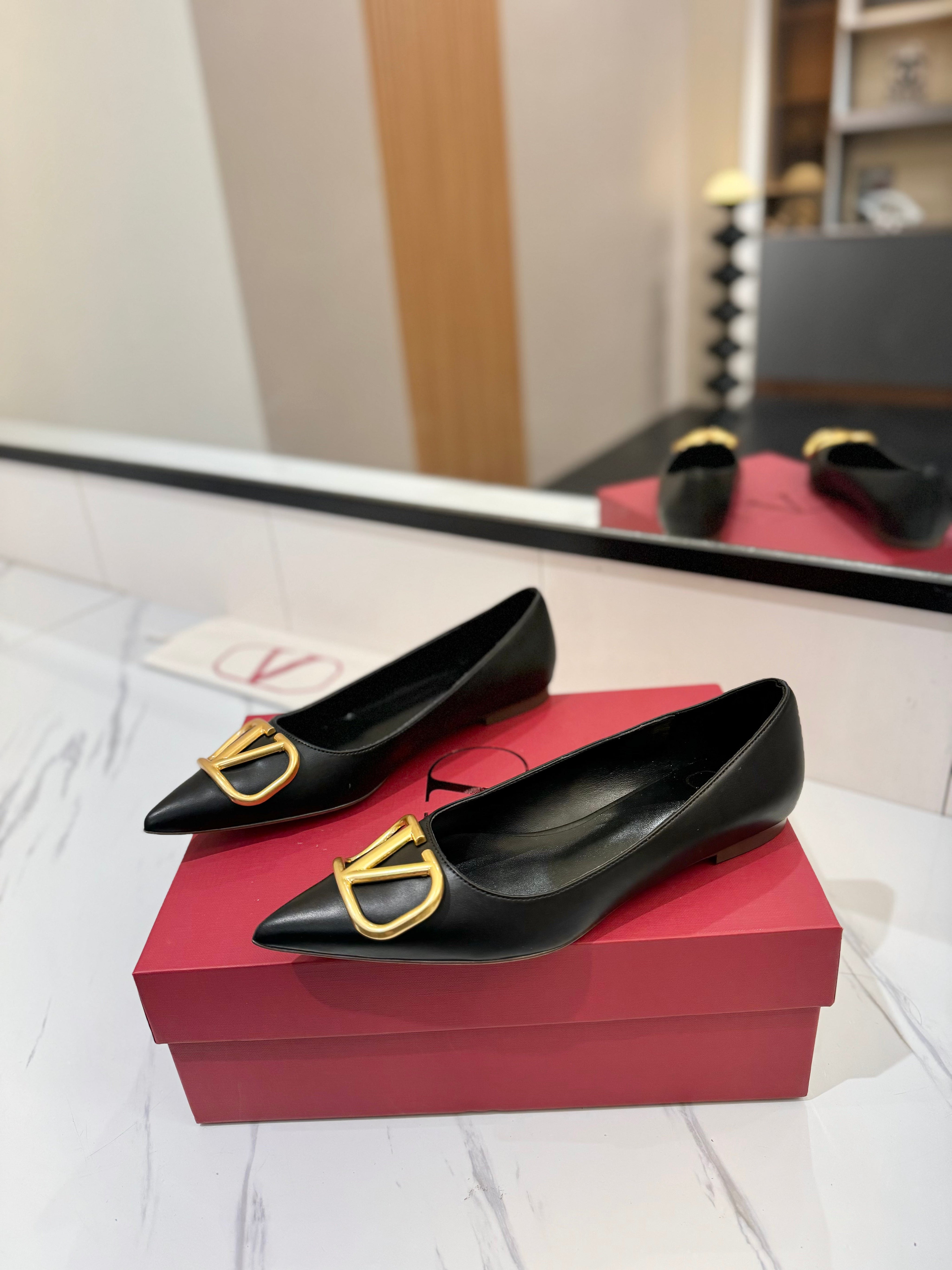VALENTINO 26S BALLET FLATS IN BLACK SMOOTH CALFSKIN WITH GOLD HARDWARE