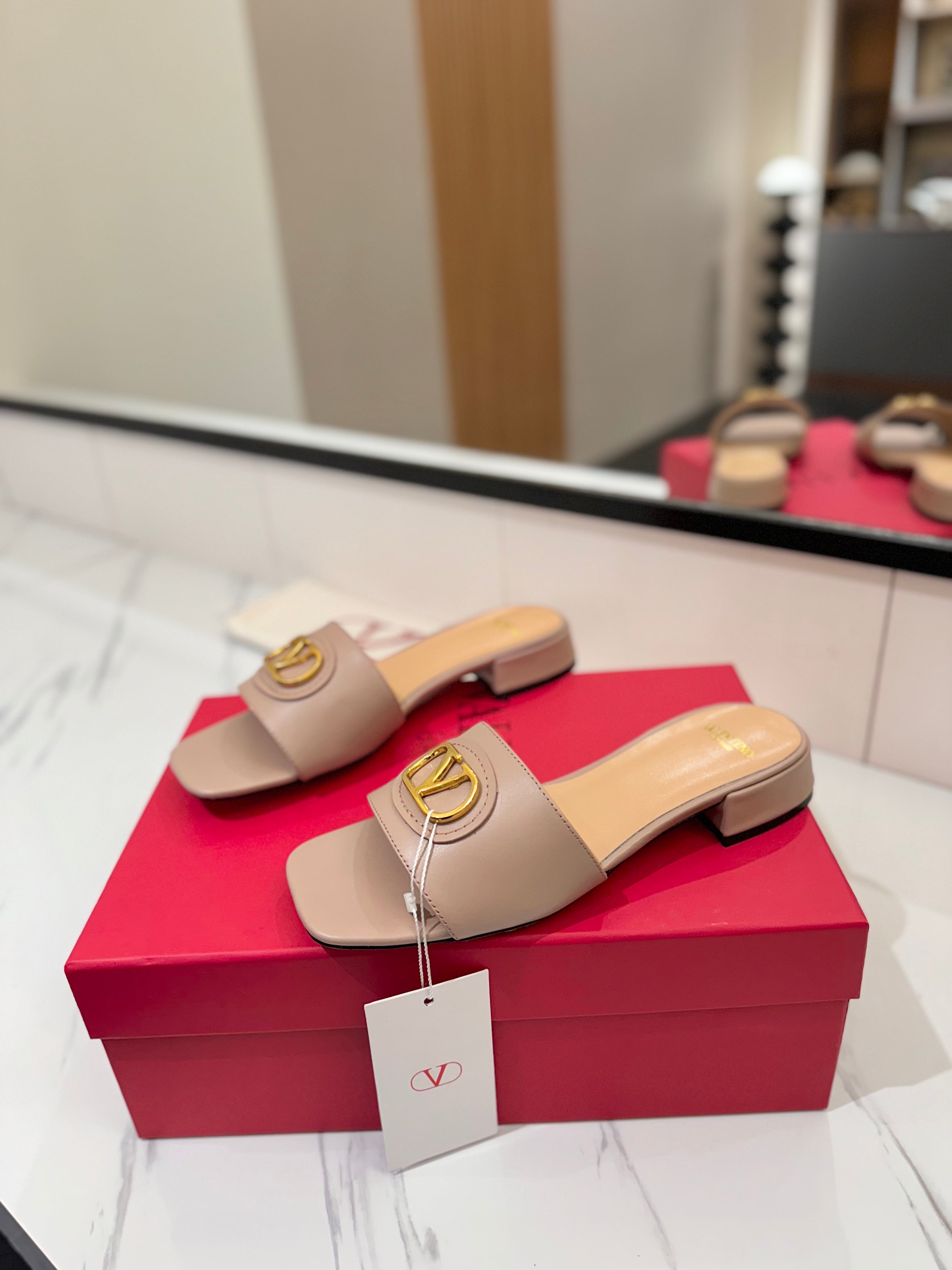 VALENTINO 26S SANDALS IN BEIGE SMOOTH CALFSKIN WITH GOLD HARDWARE