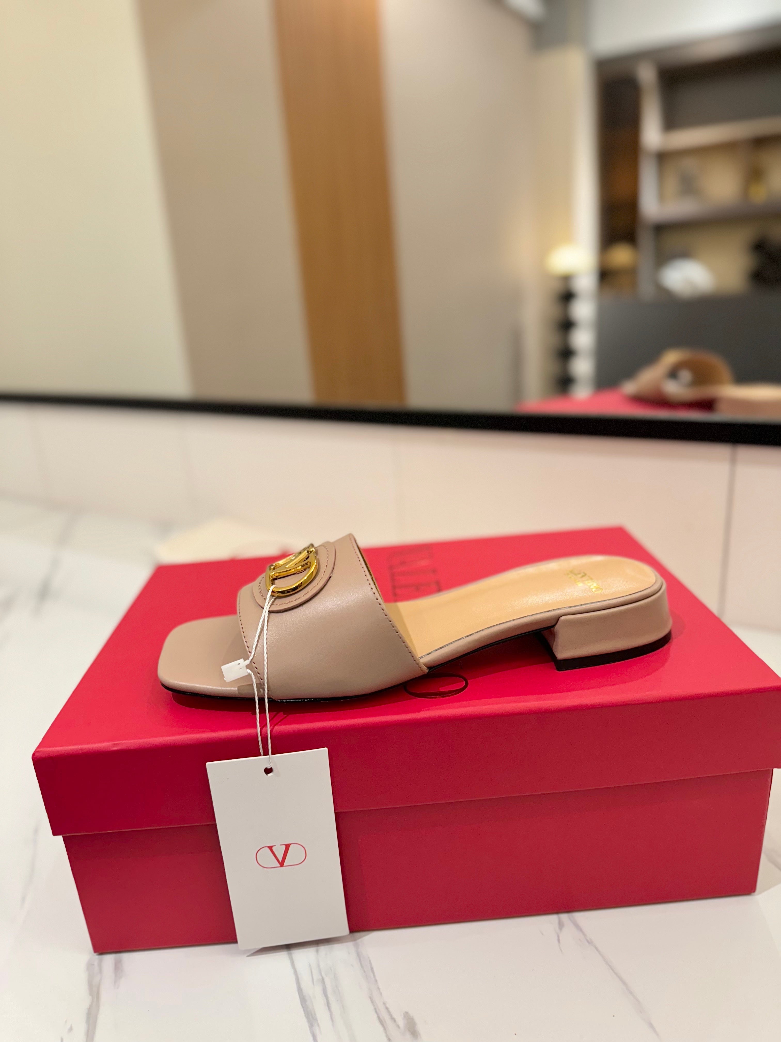 VALENTINO 26S SANDALS IN BEIGE SMOOTH CALFSKIN WITH GOLD HARDWARE