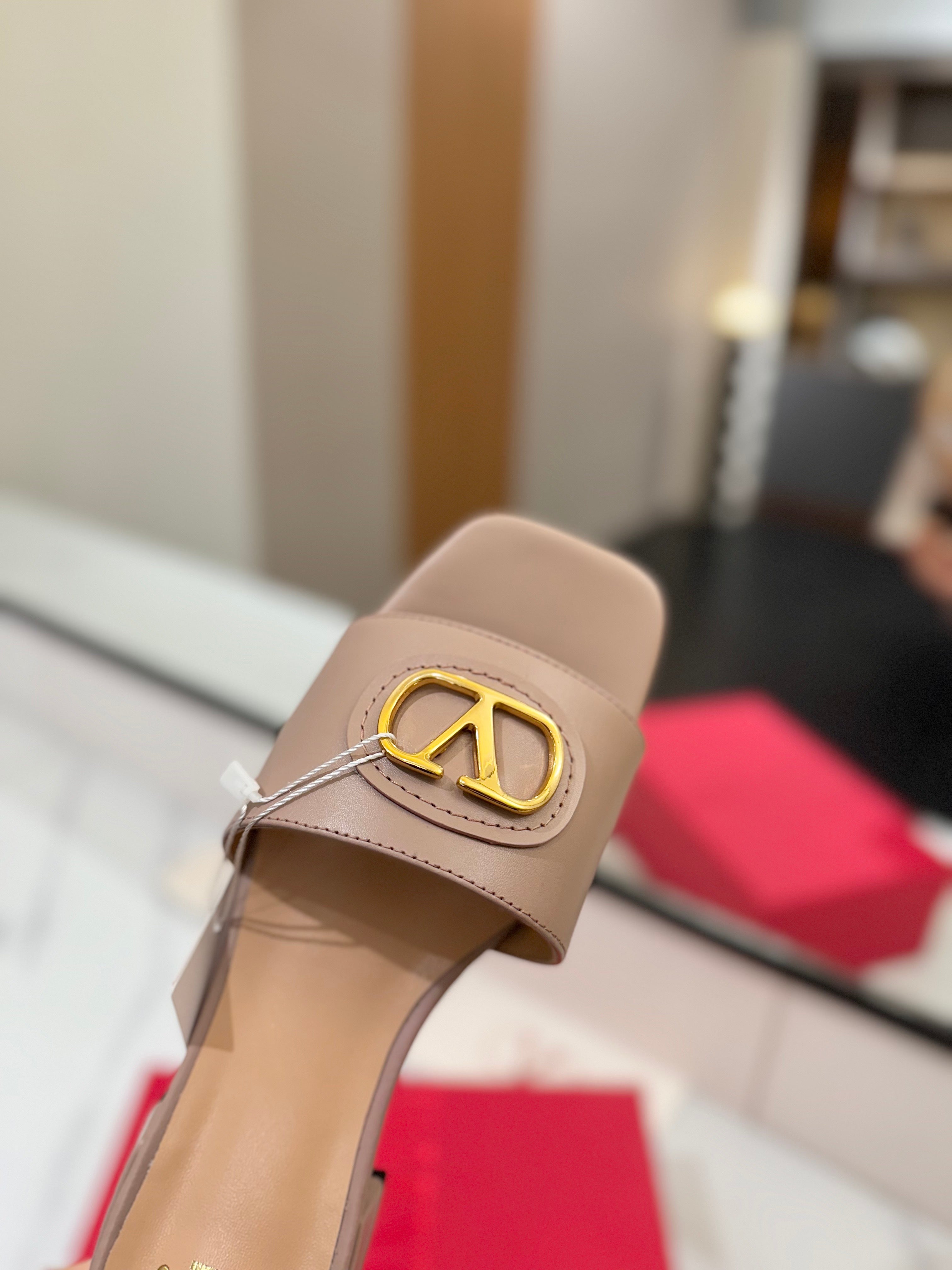 VALENTINO 26S SANDALS IN BEIGE SMOOTH CALFSKIN WITH GOLD HARDWARE