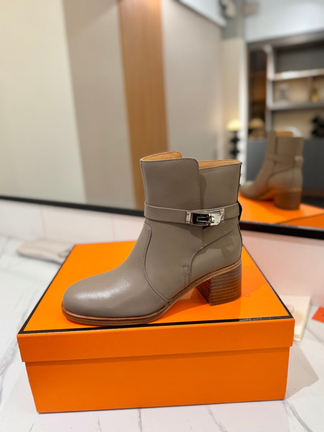 HM 26S ANKLE BOOTS 55 MM IN GREYISH BEIGE CALFSKIN