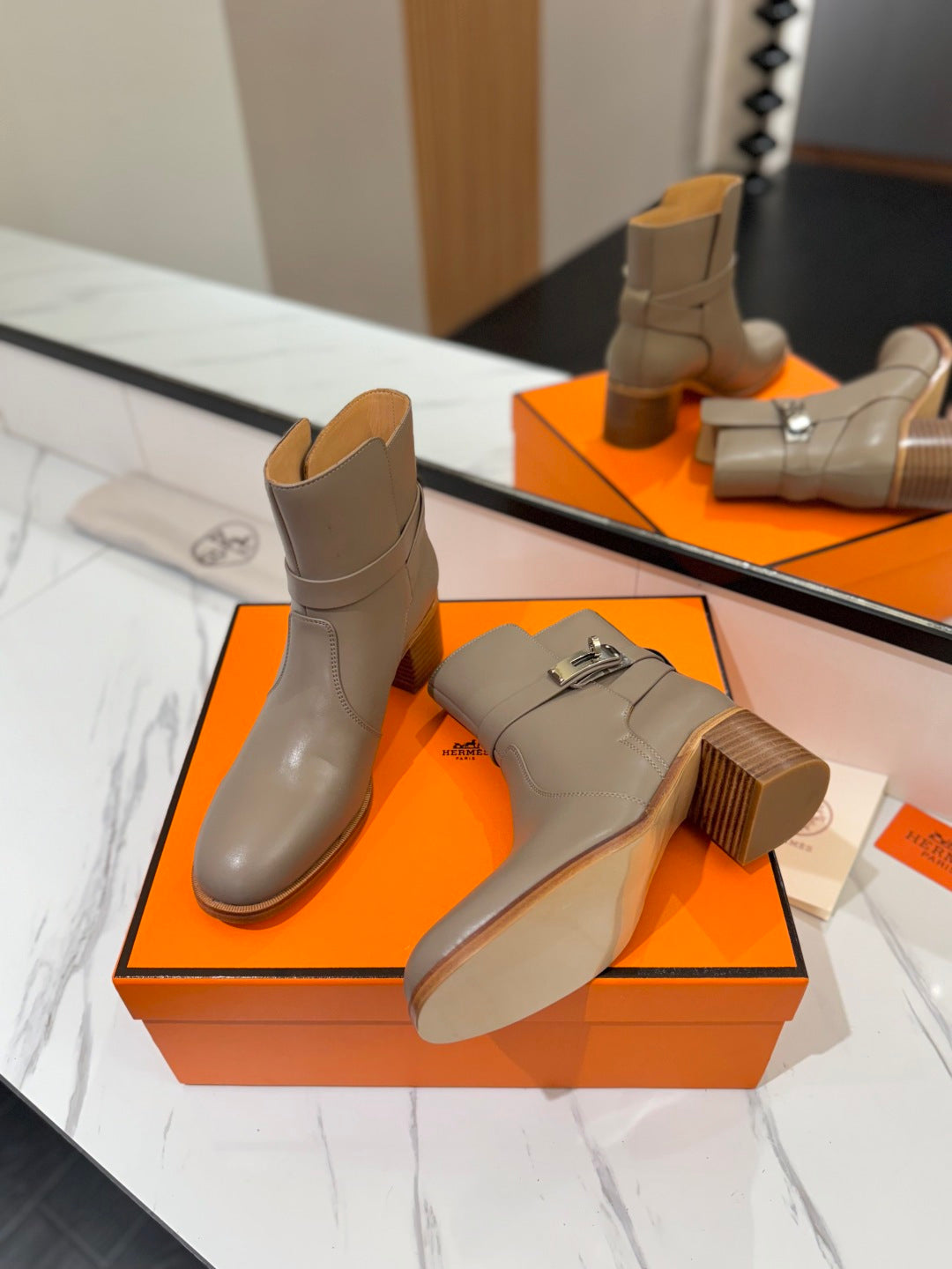 HM 26S ANKLE BOOTS 55 MM IN GREYISH BEIGE CALFSKIN