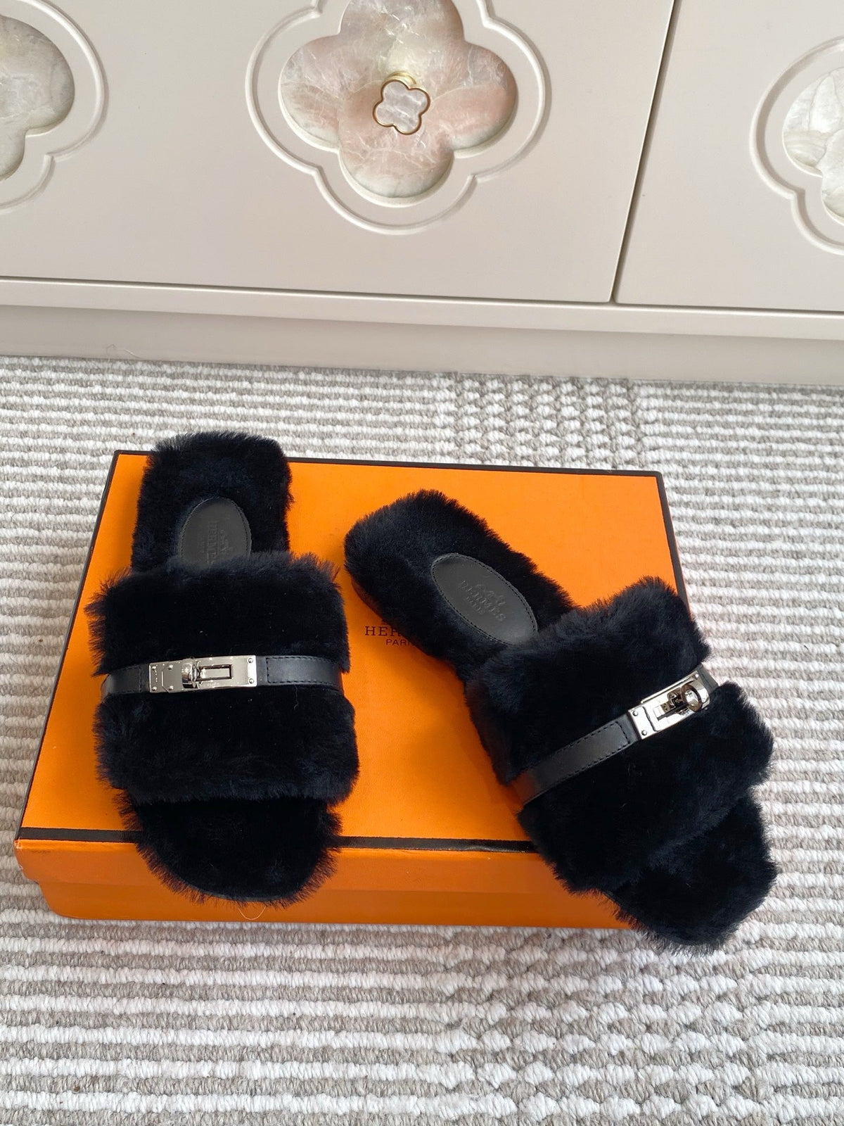 HM 25S GIULIA SANDAL IN BLACK SHEARLING WITH SILVER HARDWARE