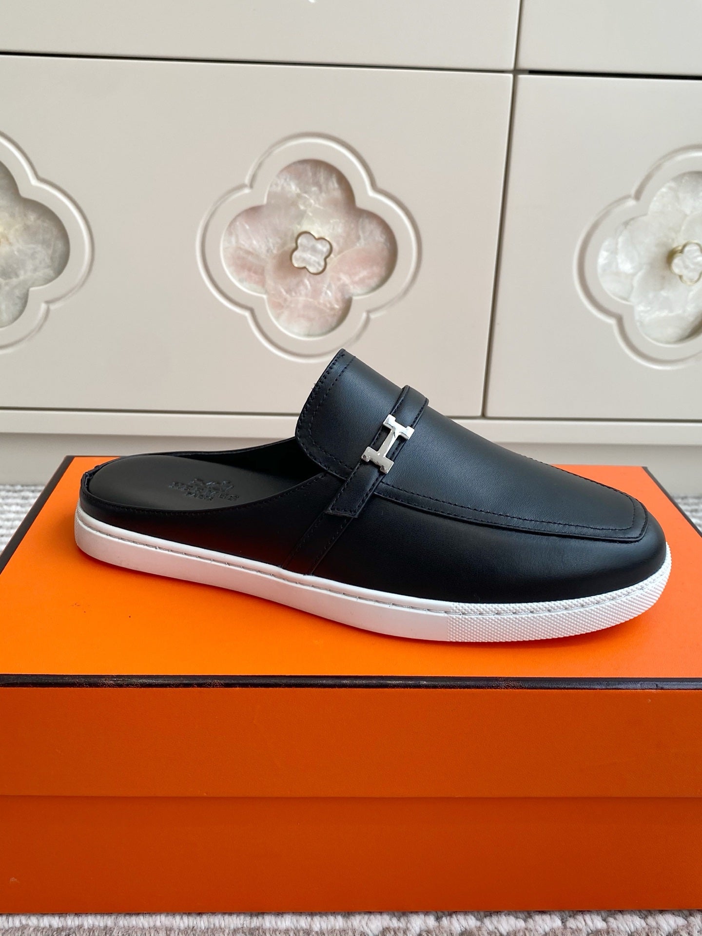 HM 25S MULES IN BLACK LAMBSKIN WITH SILVER HARDWARE