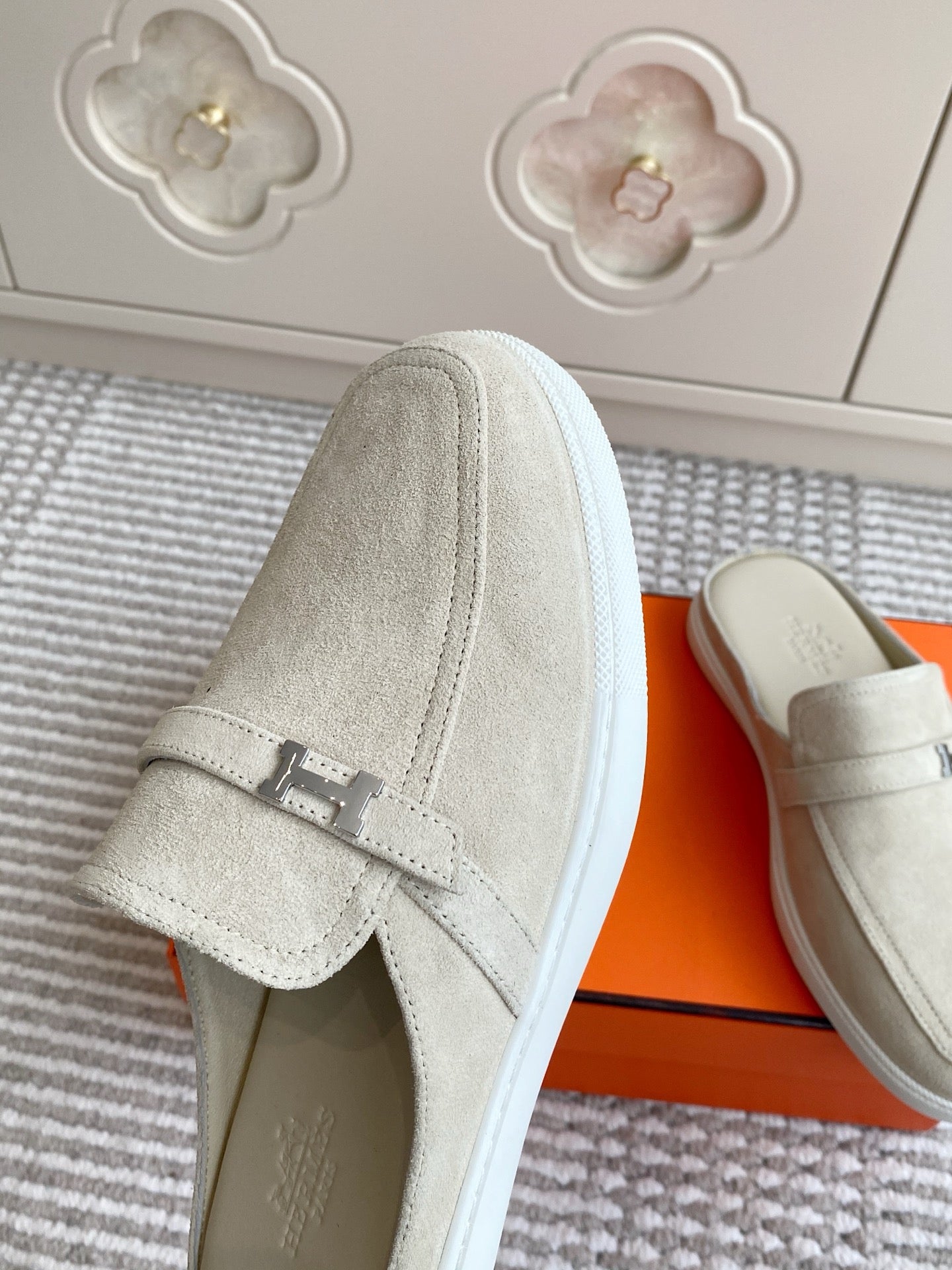 HM 25S MULES IN CREAM WHITE SUEDE WITH SILVER HARDWARE