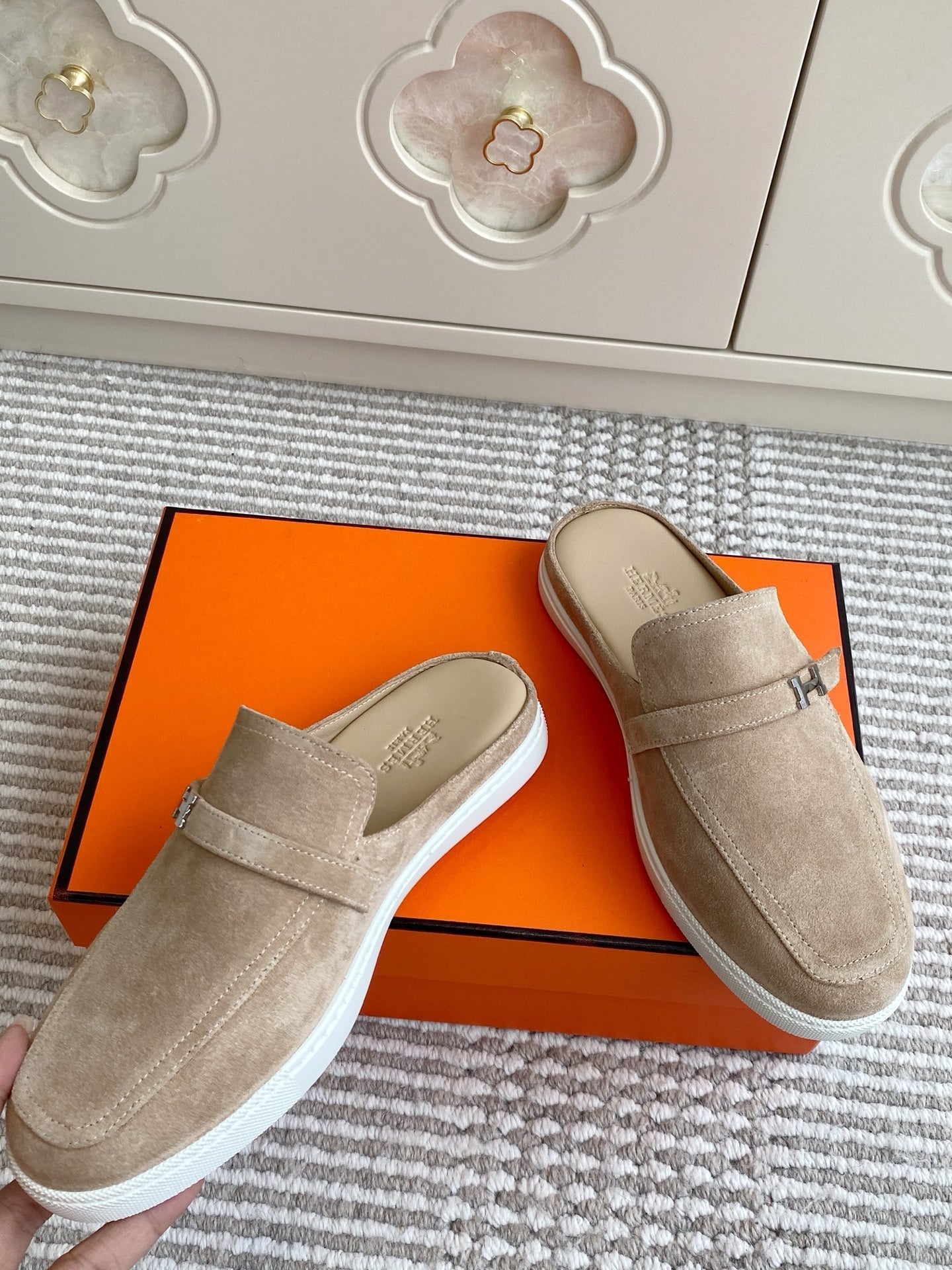 HM 25S MULES IN BEIGE SUEDE WITH SILVER HARDWARE