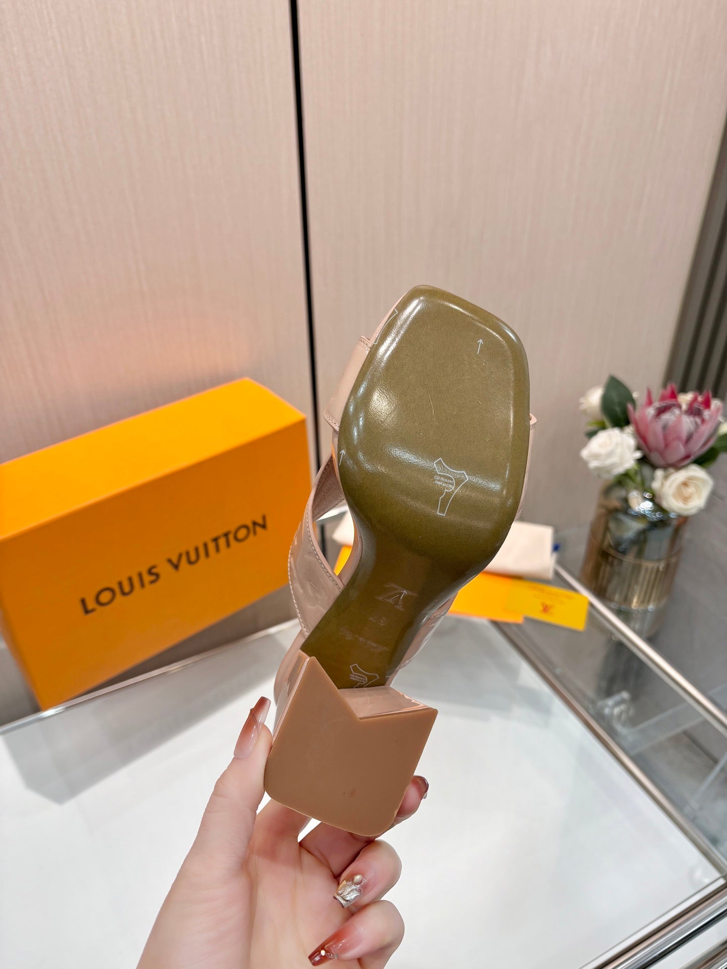 LV 26S HIGH-HEELED SANDALS 90 MM IN SOFT BEIGE PINK SHINY CALFSKIN