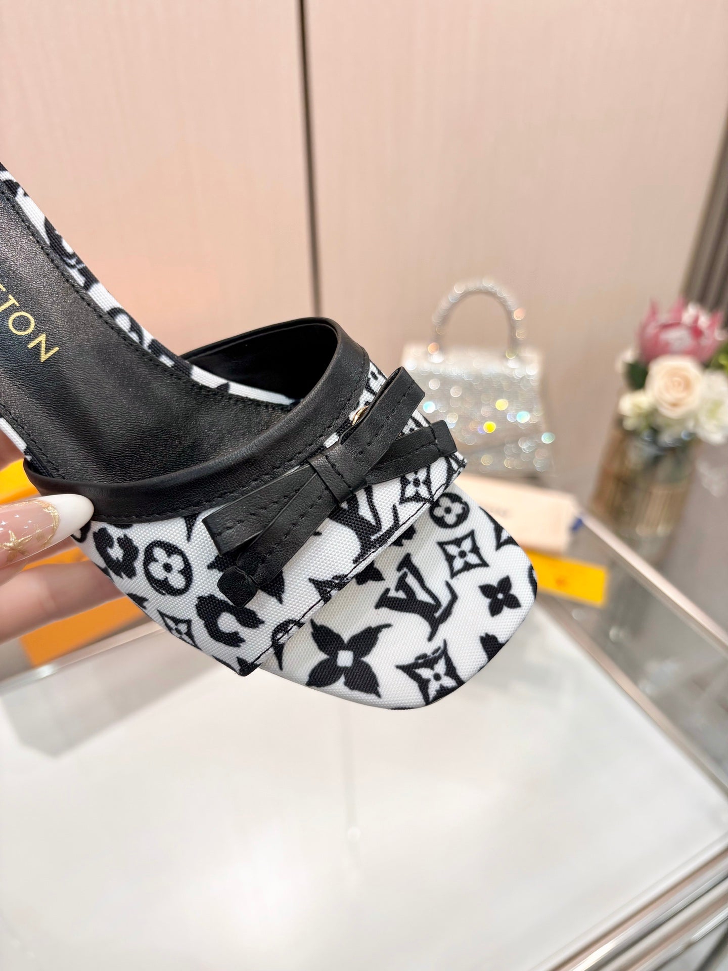 LV 26S HIGH-HEELED MULES 55 MM IN WHITE AND BLACK MONOGRAM CANVAS STYLE 2