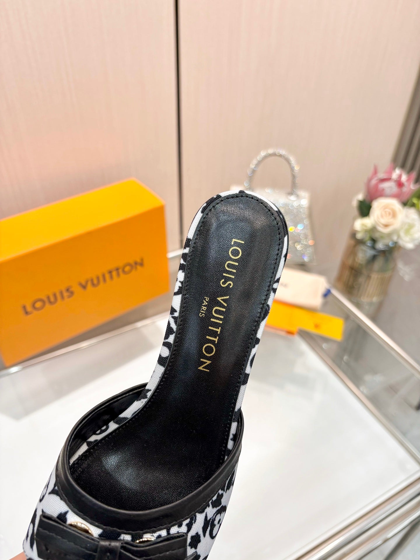 LV 26S HIGH-HEELED MULES 55 MM IN WHITE AND BLACK MONOGRAM CANVAS STYLE 2