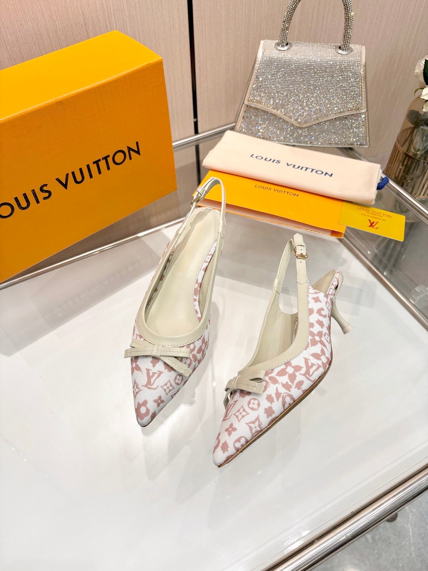 LV 26S BOW-DETAIL SLINGBACK PUMPS 55 MM IN WHITE AND MUTED ROSE PINK MONOGRAM CANVAS