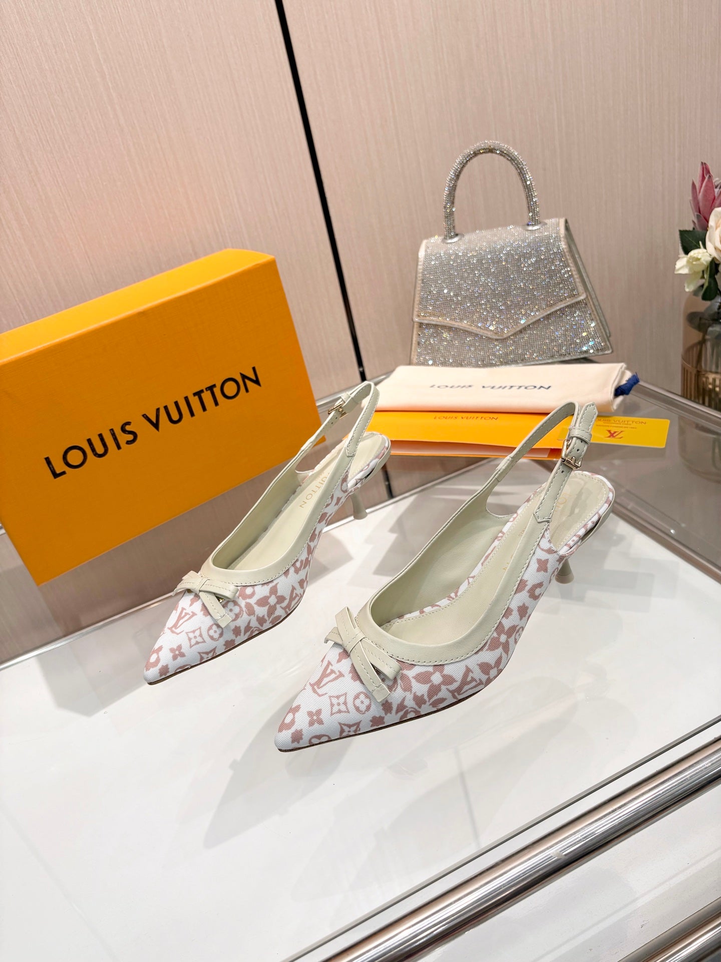 LV 26S BOW-DETAIL SLINGBACK PUMPS 55 MM IN WHITE AND MUTED ROSE PINK MONOGRAM CANVAS