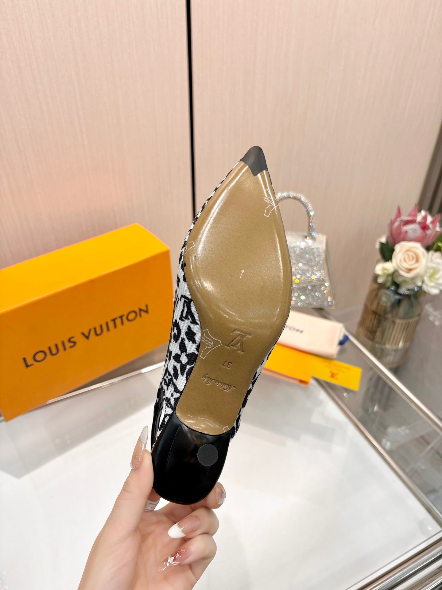 LV 26S BOW-DETAIL SLINGBACK PUMPS 55 MM IN WHITE AND BLACK MONOGRAM CANVAS