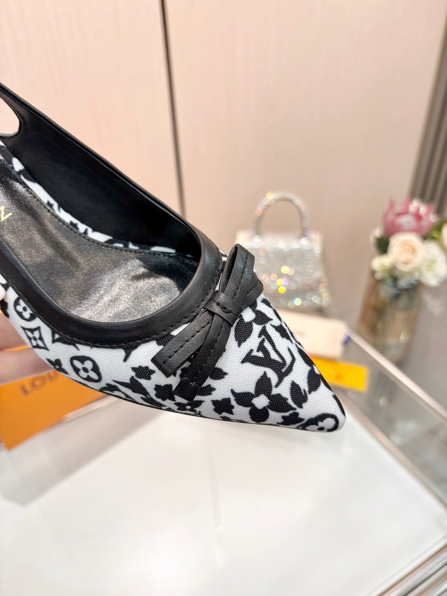 LV 26S BOW-DETAIL SLINGBACK PUMPS 55 MM IN WHITE AND BLACK MONOGRAM CANVAS
