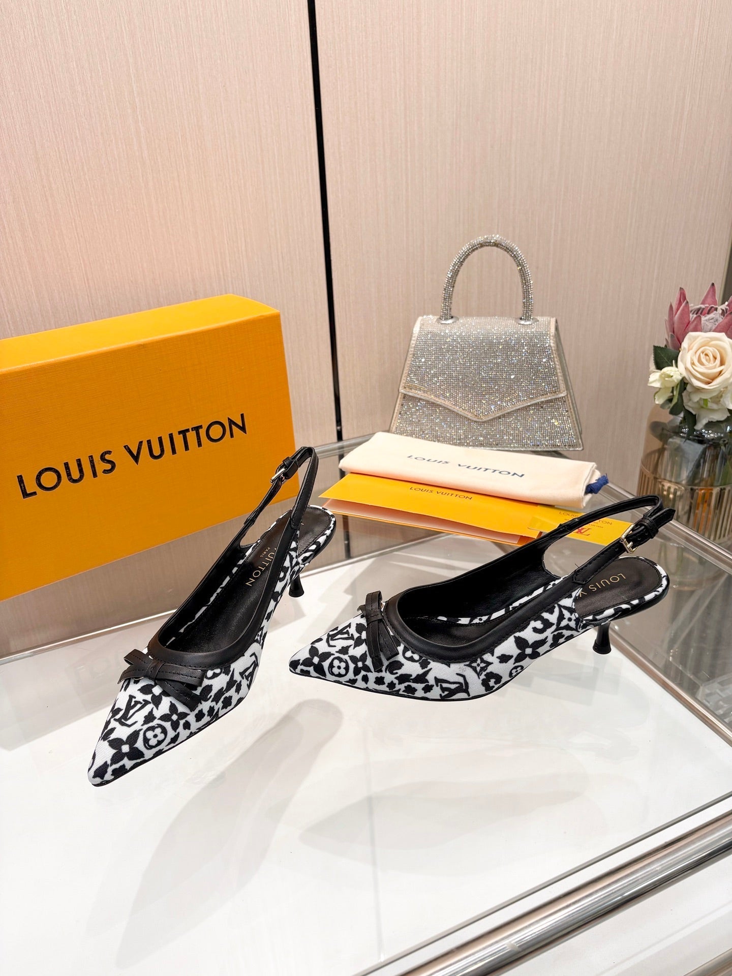 LV 26S BOW-DETAIL SLINGBACK PUMPS 55 MM IN WHITE AND BLACK MONOGRAM CANVAS