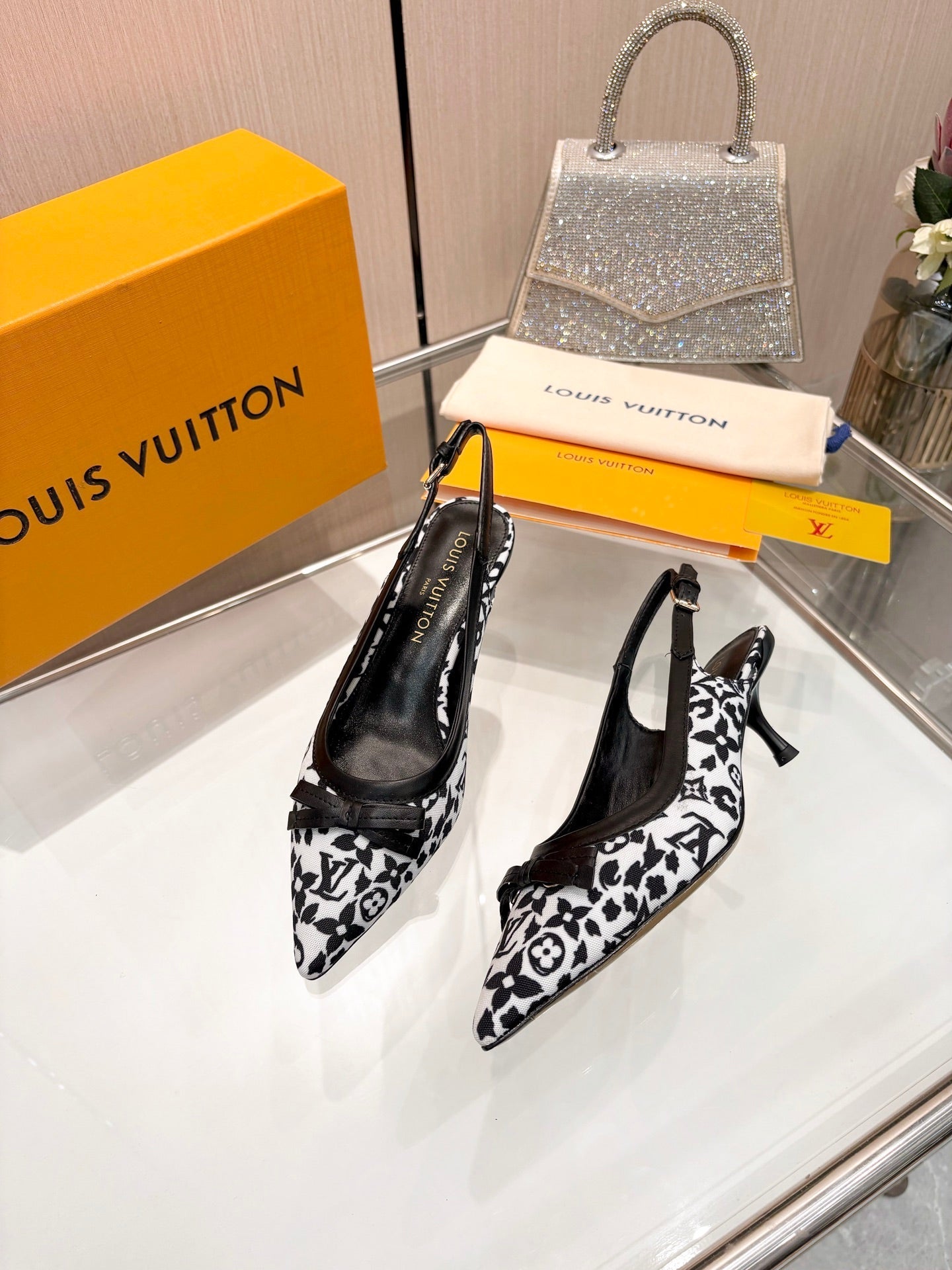 LV 26S BOW-DETAIL SLINGBACK PUMPS 55 MM IN WHITE AND BLACK MONOGRAM CANVAS