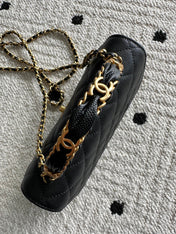 CHANEL 25S CLASSIC WALLET ON CHAIN 19 IN BLACK LAMBSKIN WITH GOLD HARDWARE