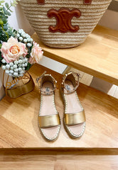 ROCKSTUD FLATFORM SANDAL IN GOLD CALFSKIN