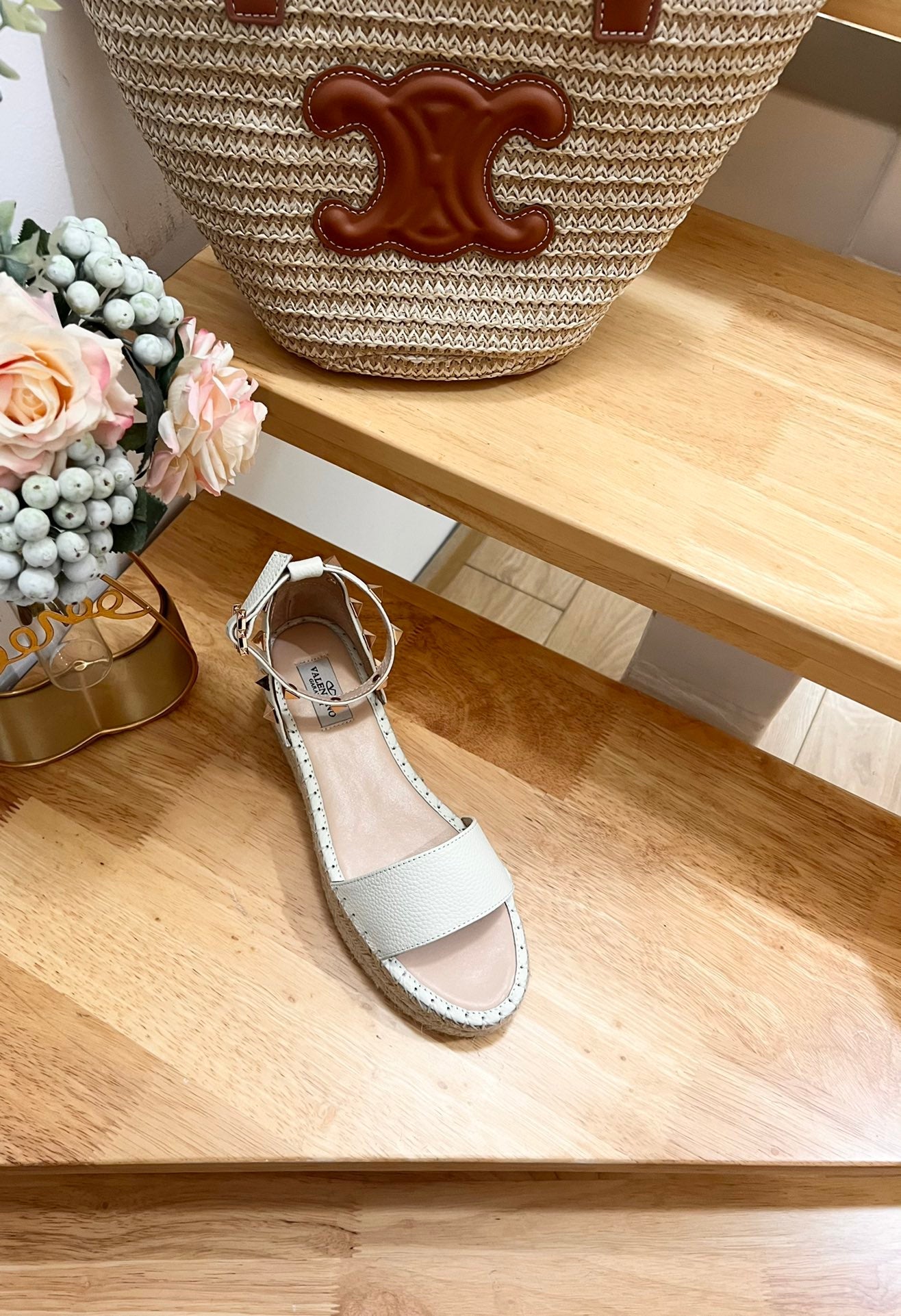 ROCKSTUD FLATFORM SANDAL IN WHITE CALFSKIN