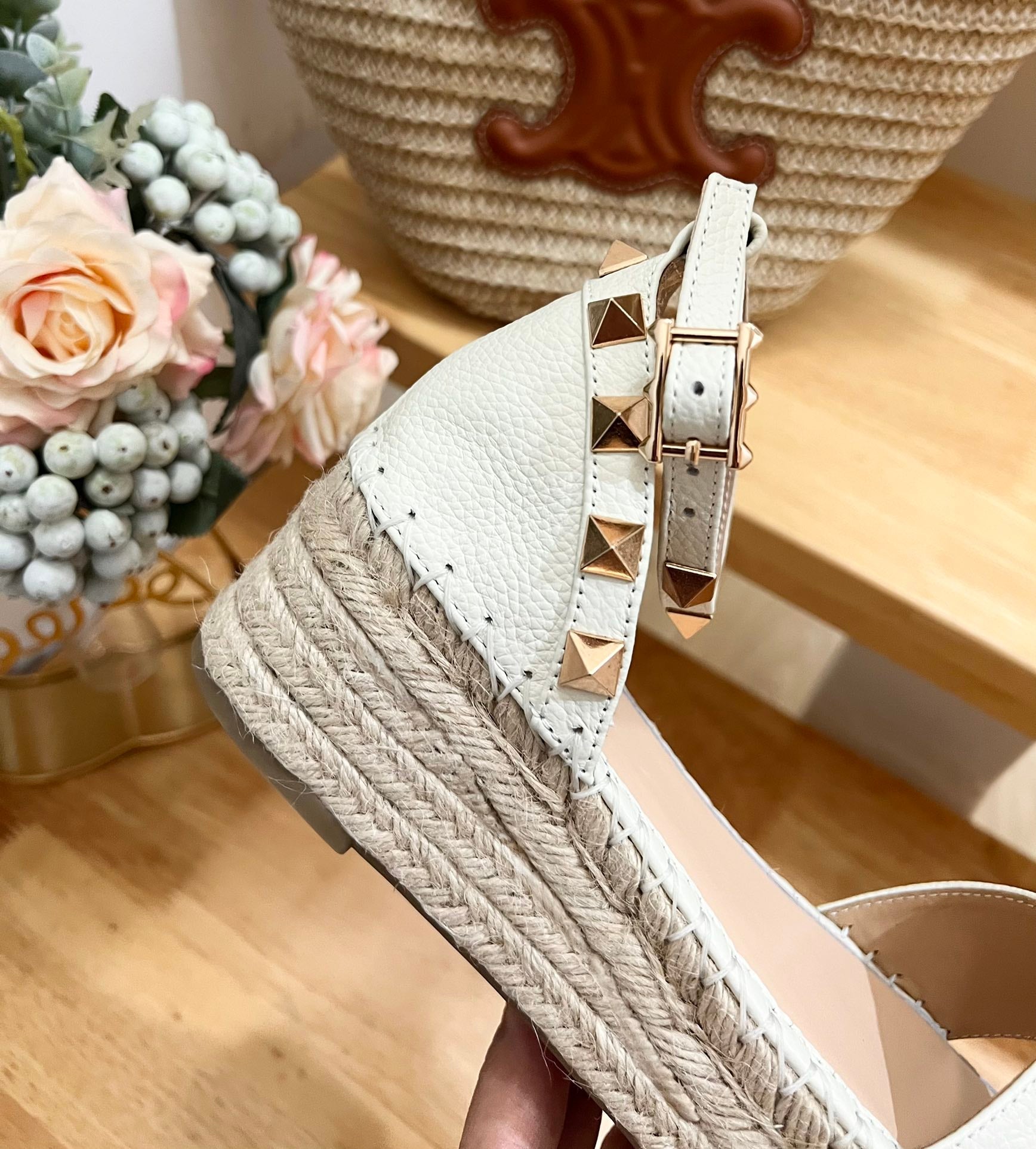 ROCKSTUD FLATFORM SANDAL IN WHITE CALFSKIN