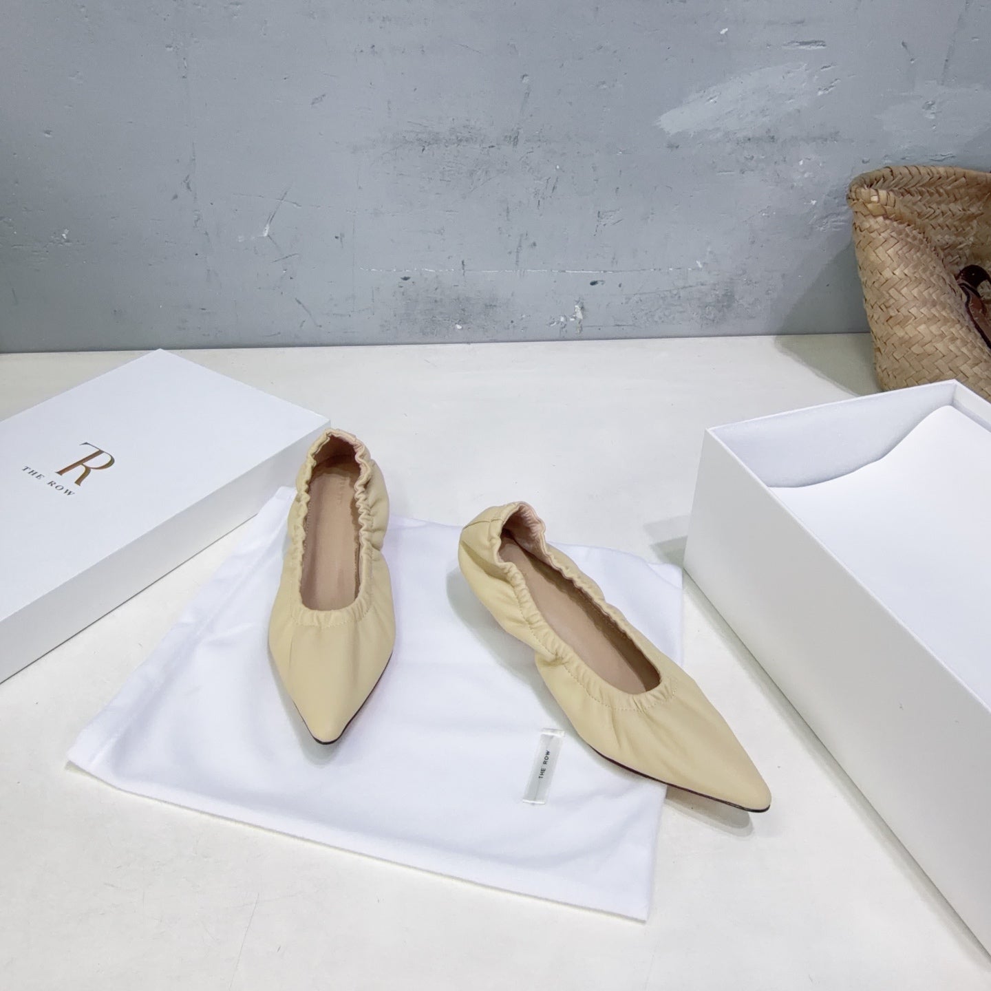 THE ROW 26S POINTED KITTEN HEEL PUMPS 35MM IN LIGHT BEIGE CALFSKIN