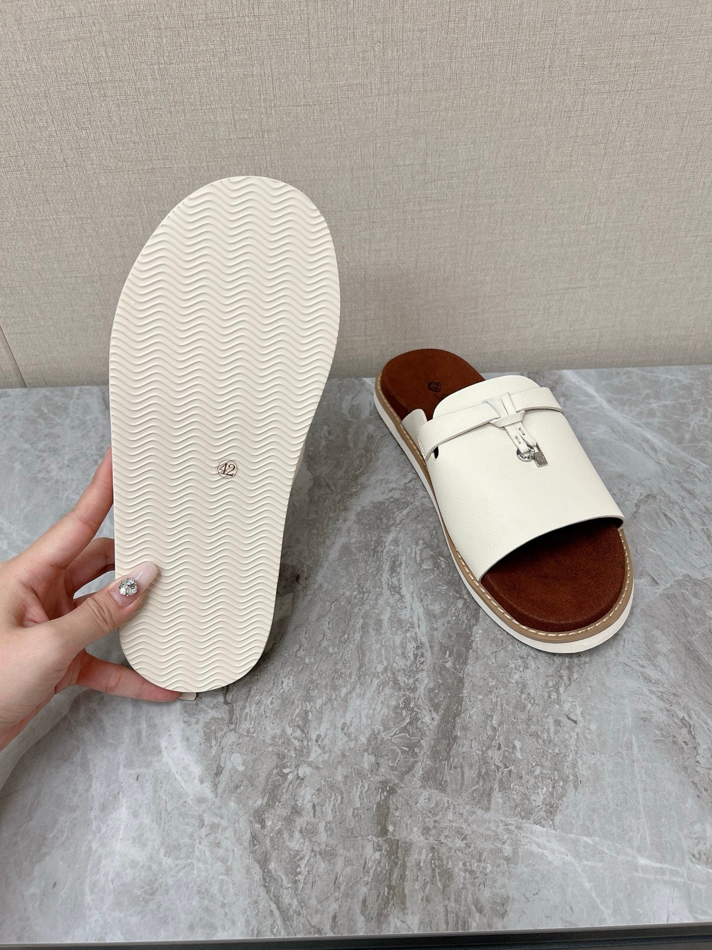 LP 26S LOCK MULE SLIDES IN CREAM WHITE CALFSKIN SILVER HARDWARE