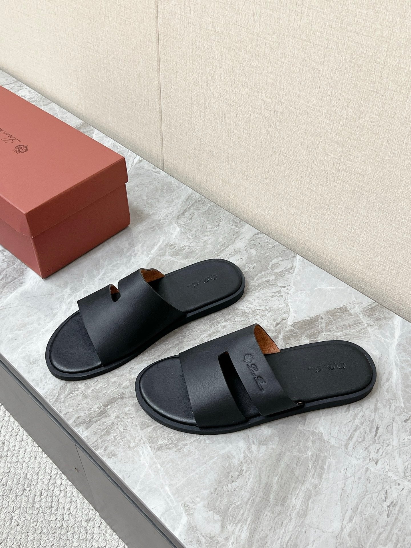 LP 26S CLASSIC H-CUT SLIDES IN BLACK CALFSKIN