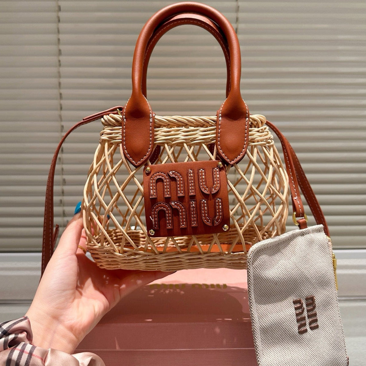WOVEN HOLLOW BAG 18 IN BEIGE RATTAN AND BROWN CALFSKIN TRIM