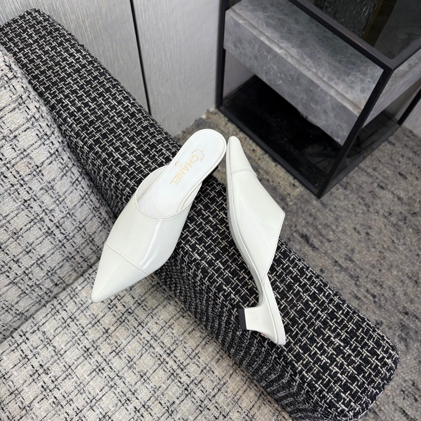 LV 26S HIGH-HEELED MULES 40 MM IN WHITE PATENT CALFSKIN