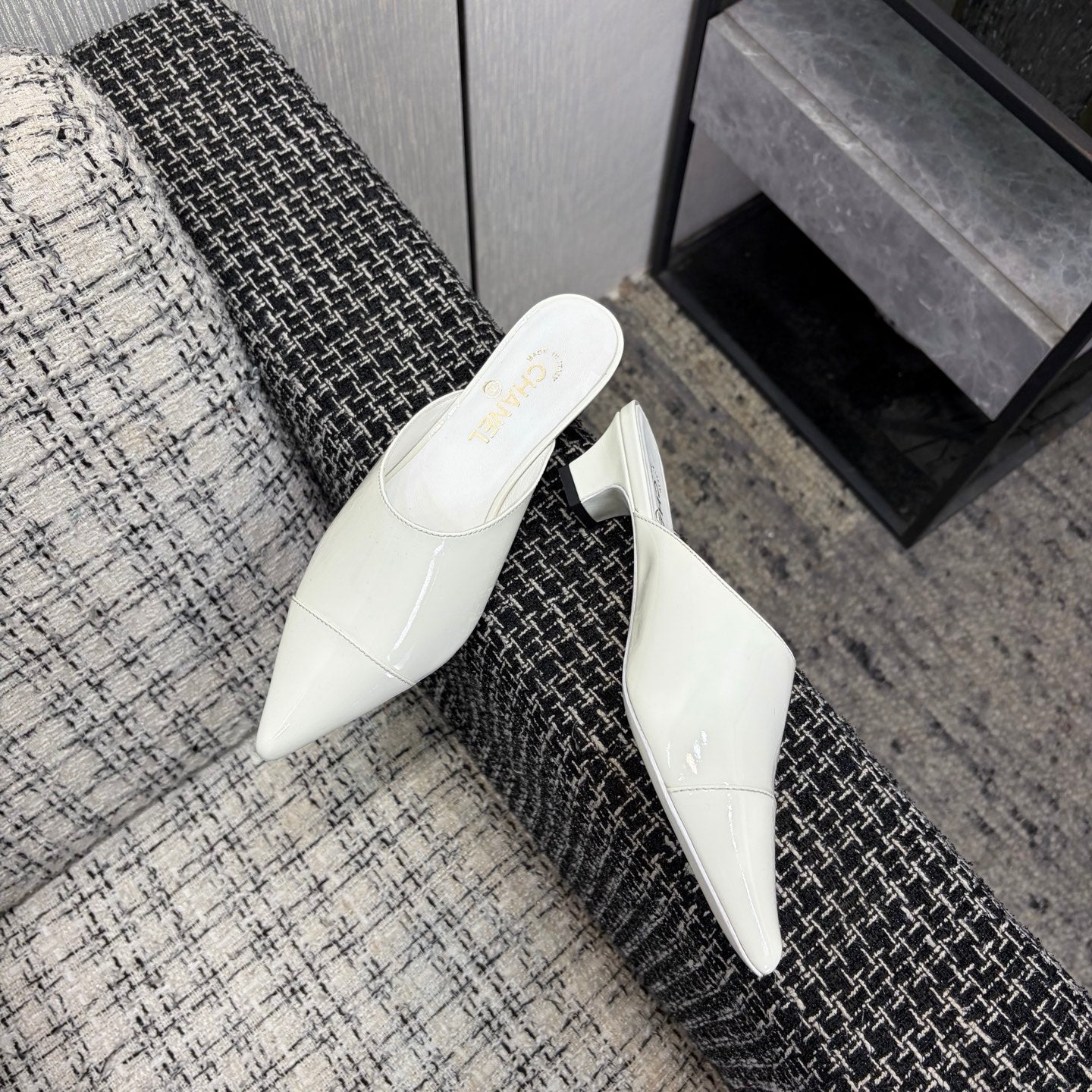 LV 26S HIGH-HEELED MULES 40 MM IN WHITE PATENT CALFSKIN