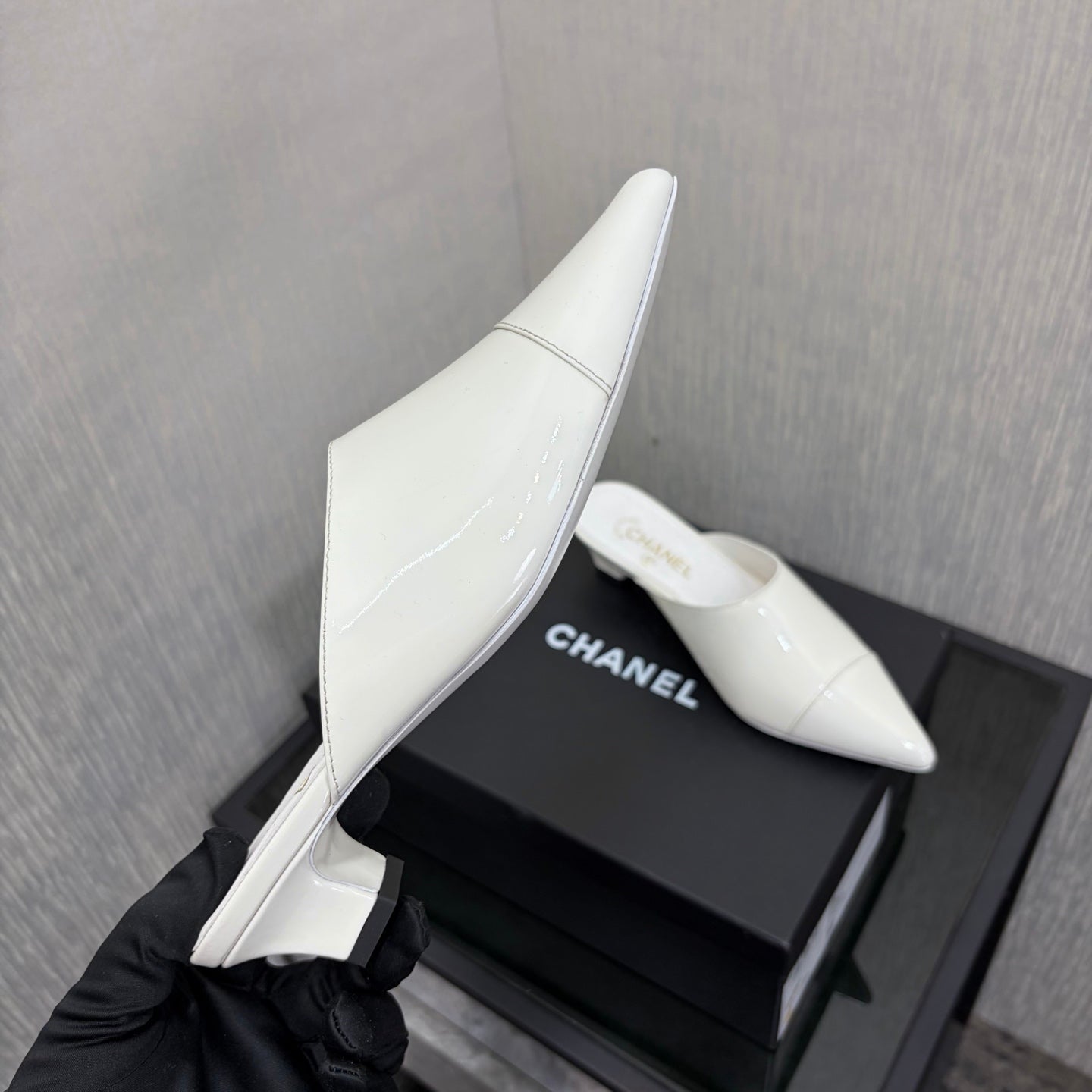 LV 26S HIGH-HEELED MULES 40 MM IN WHITE PATENT CALFSKIN