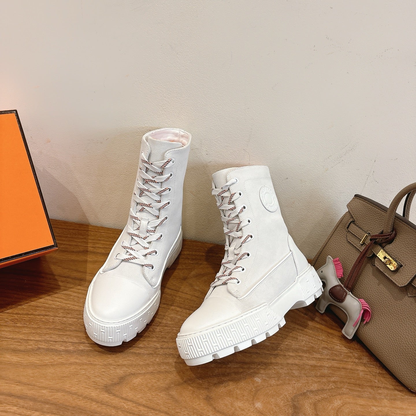 HM 26S LACE-UP ANKLE BOOTS IN WHITE LAMBSKIN AND SUEDE