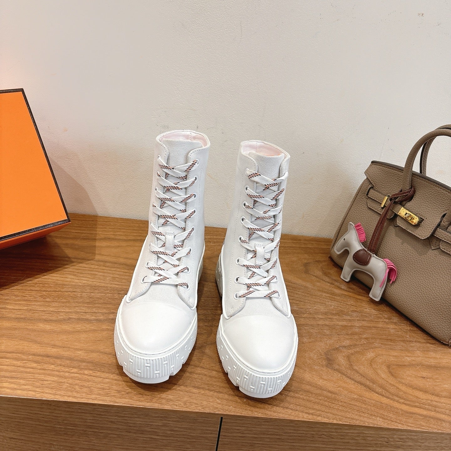 HM 26S LACE-UP ANKLE BOOTS IN WHITE LAMBSKIN AND SUEDE